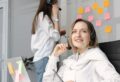 Frauen führen Kundenumfragen mit Headsets durch 