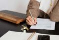 Mitarbeiterin legt eine papierbasierte Prüfung im Unternehmen ab 