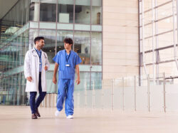 Zwei Mitarbeiter verlassen das Krankenhaus. 