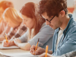 Prüflinge schreiben eine Prüfung.