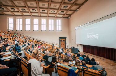 Blick in den vollen Hörsaal zur Eröffnung der evasys Tagung 2023