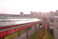 Blick über einen verglasten Verbindungsgang auf Gebäude der Universität Bielefeld.