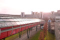 Blick über einen verglasten Verbindungsgang auf Gebäude der Universität Bielefeld. 