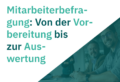 Ein Führungskraft führt ein Gespräch mit einem Mitarbeitenden, um Feedback und Anregungen zur Verbesserung der Arbeitsbedingungen zu sammeln.