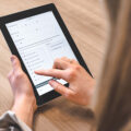 Online-Umfrage auf einem Tablet