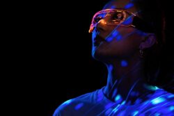 Frau mit virtueller Brille - Testimonial für die LEARNTEC von evasys 