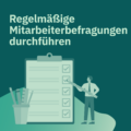 Illustration zeigt eine Person mit großem Stift vor einem ausgefüllten Fragebogen – Symbol für regelmäßige Mitarbeiterbefragungen zur Erkennung von Kündigungsgründen und zur Verbesserung der Mitarbeiterbindung.