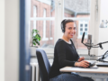 evasys Trainerin bei der Durchführung eines Online-Trainings mit Headset und Mikrofon