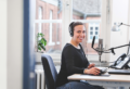 evasys Trainerin bei der Durchführung eines Online-Trainings mit Headset und Mikrofon