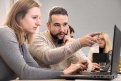 evasys Mitarbeiter erklärt einer Kundin die Software 