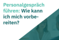 Titelgrafik mit der Aufschrift „Personalgespräch führen: Wie kann ich mich vorbereiten?“ auf geteiltem Hintergrund mit Gesprächsszene