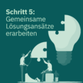 Zwei Personen setzen gemeinsam ein Puzzle in Form einer Glühbirne zusammen