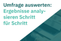 Titelgrafik zum Blogartikel ‚Umfrage auswerten – Ergebnisse analysieren Schritt für Schritt‘ mit Laptop im Hintergrund
