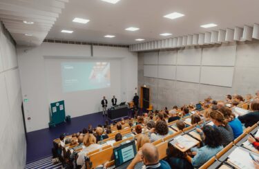 Blick in den Hörsaal während der Eröffnung der evasys-Tagung