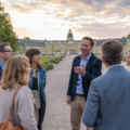 Teilnehmer einer Stadtführung vor dem Karlsruher Schloss beim Vorabendprogramm der evasys-Tagung 2026