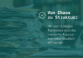 Papierstapel neben Textbotschaft über effizientere manuelle Klausurkorrektur