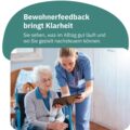 Pflegekraft unterstützt eine Bewohnerin beim Ausfüllen einer Befragung auf dem Tablet