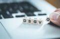 DSGVO-Holzwürfel vor einem Laptop als Sinnbild für sichere und DSGVO-konforme Umfrage-Software 