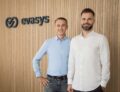 Silvio Ewert und Boy Hengstmann vor dem evasys Logo
