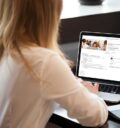 Nutzerin lernt mit examlearn am Laptop und öffnet ein evaexam-Basistraining. 
