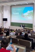Eröffnung der evasys-Tagung 2026 vor den Teilnehmenden im Hörsaal des KIT