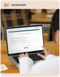 Person bearbeitet eine digitale Online-Prüfung mit evaexam auf einem Laptop.